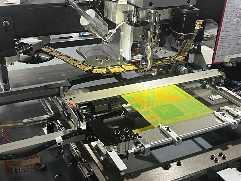 自動(dòng)立式插件機(jī)用什么方式上板好？